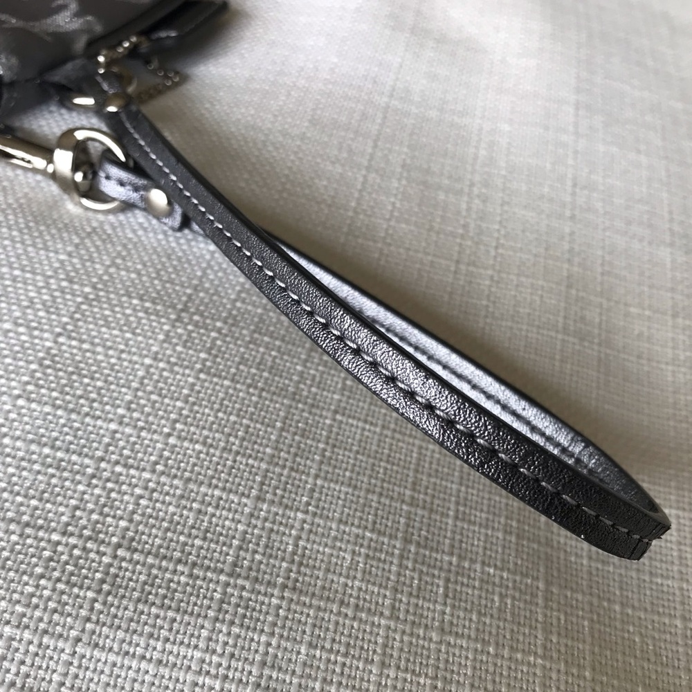 Coach Poppy Script Studded Heart Metallic Wristlet Y2K Collectible - Picture 15 of 15
